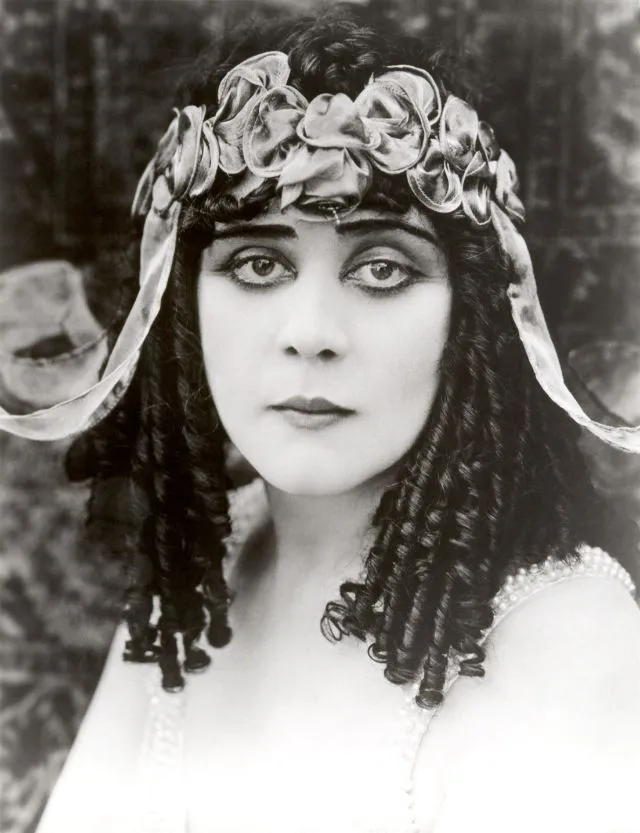 30 portraits de Theda Bara en Cléopâtre 30 portraits de theda bara en cleopatre 24 30-portraits-de-theda-bara-en-cleopatre-24