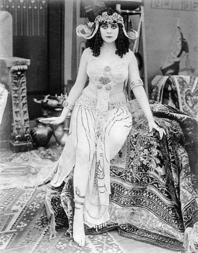 30 portraits de Theda Bara en Cléopâtre 30 portraits de theda bara en cleopatre 25 30-portraits-de-theda-bara-en-cleopatre-25