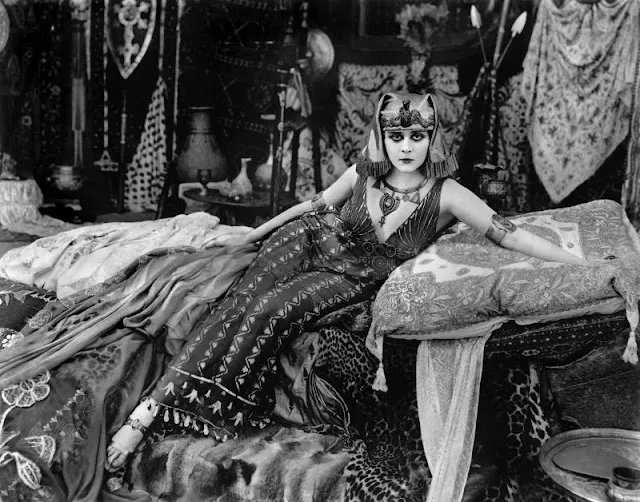 30 portraits de Theda Bara en Cléopâtre 30 portraits de theda bara en cleopatre 26 30-portraits-de-theda-bara-en-cleopatre-26