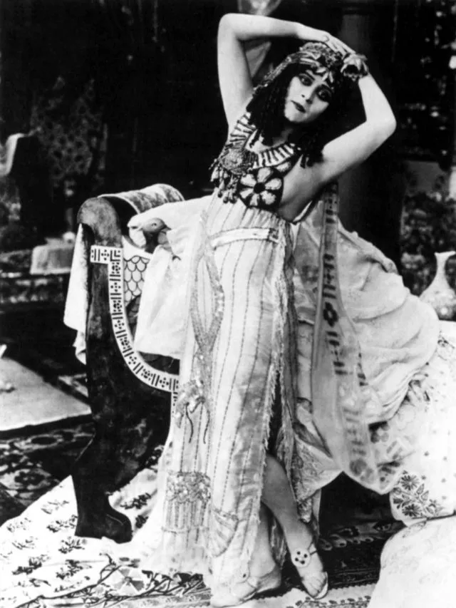 30 portraits de Theda Bara en Cléopâtre 30 portraits de theda bara en cleopatre 28 30-portraits-de-theda-bara-en-cleopatre-28
