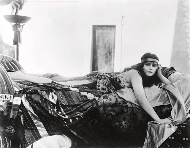 30 portraits de Theda Bara en Cléopâtre 30 portraits de theda bara en cleopatre 29 30-portraits-de-theda-bara-en-cleopatre-29