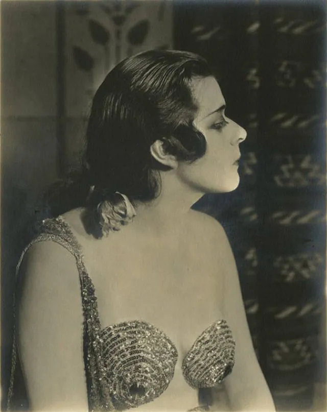 30 portraits de Theda Bara en Cléopâtre 30 portraits de theda bara en cleopatre 3 30-portraits-de-theda-bara-en-cleopatre-3