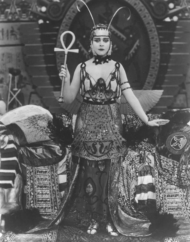 30 portraits de Theda Bara en Cléopâtre 30 portraits de theda bara en cleopatre 30 30-portraits-de-theda-bara-en-cleopatre-30