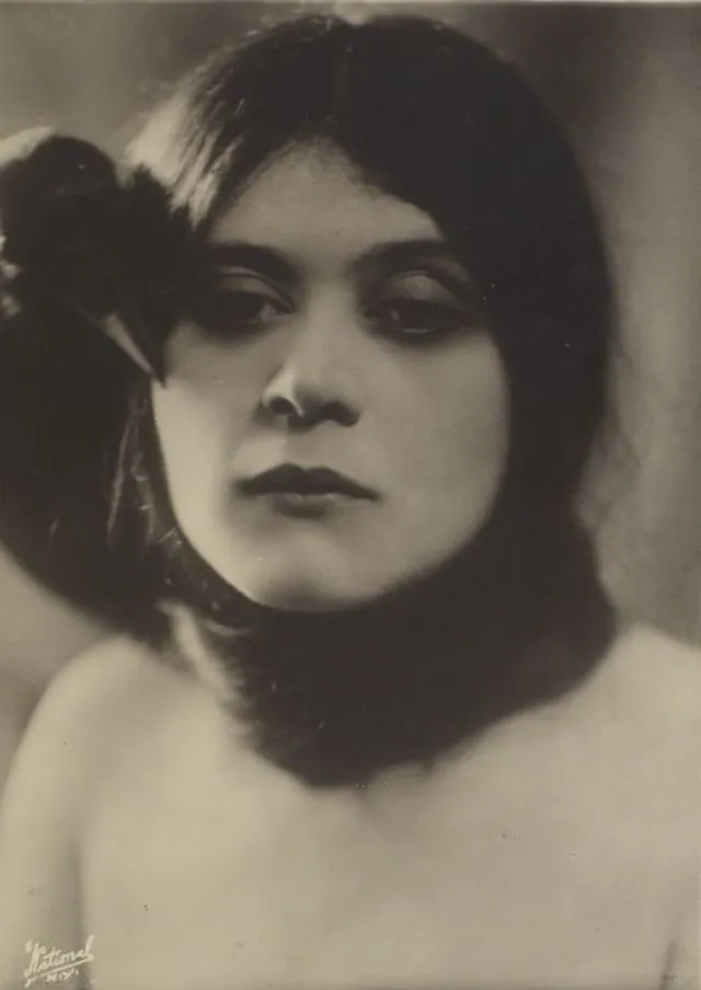 30 portraits de Theda Bara en Cléopâtre 30 portraits de theda bara en cleopatre 6 30-portraits-de-theda-bara-en-cleopatre-6
