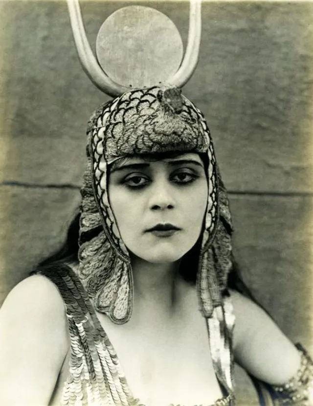 30 portraits de Theda Bara en Cléopâtre 30 portraits de theda bara en cleopatre 7 30-portraits-de-theda-bara-en-cleopatre-7