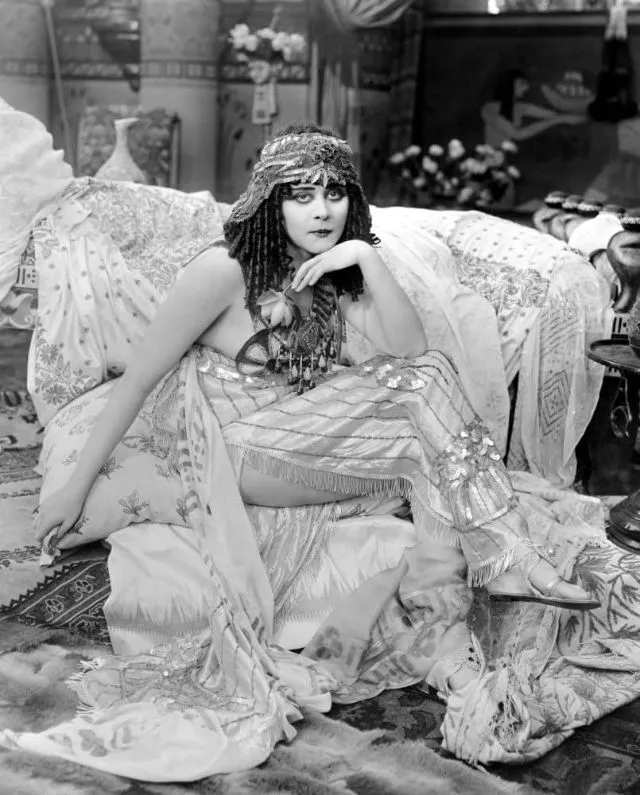 30 portraits de Theda Bara en Cléopâtre 30 portraits de theda bara en cleopatre 9 30-portraits-de-theda-bara-en-cleopatre-9