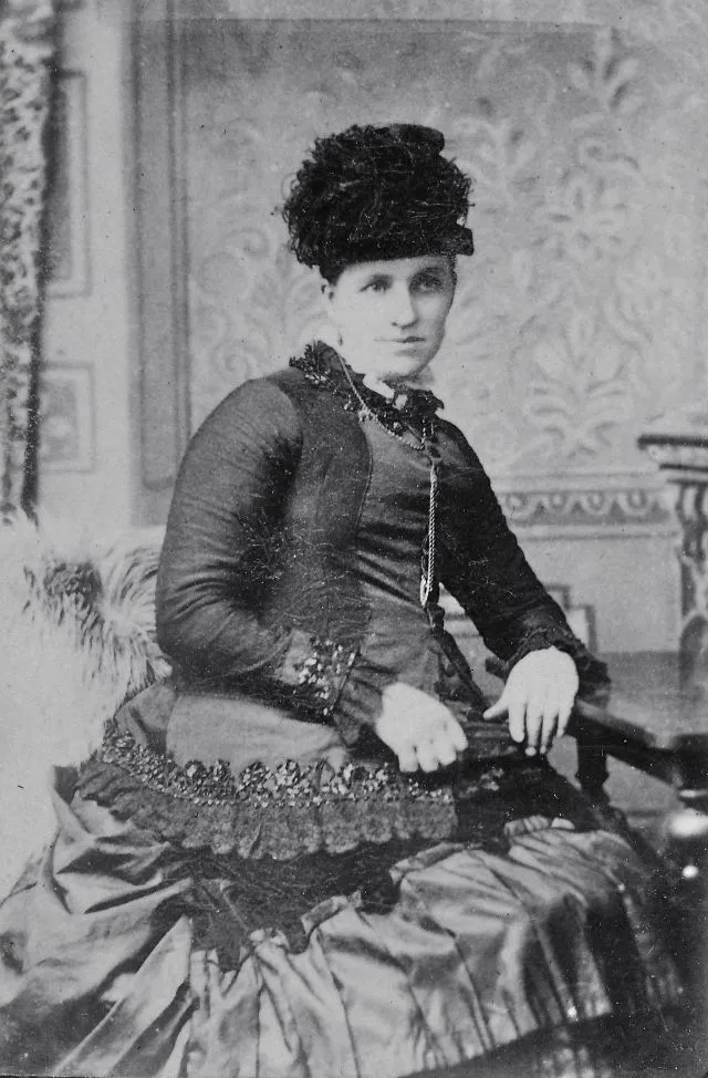 45 portraits d'élégantes femmes avec un chapeau de la fin du XIXème siècle 45 portraits delegantes femmes avec un chapeau de la fin du xixeme siecle 12 45-portraits-delegantes-femmes-avec-un-chapeau-de-la-fin-du-xixeme-siecle-12