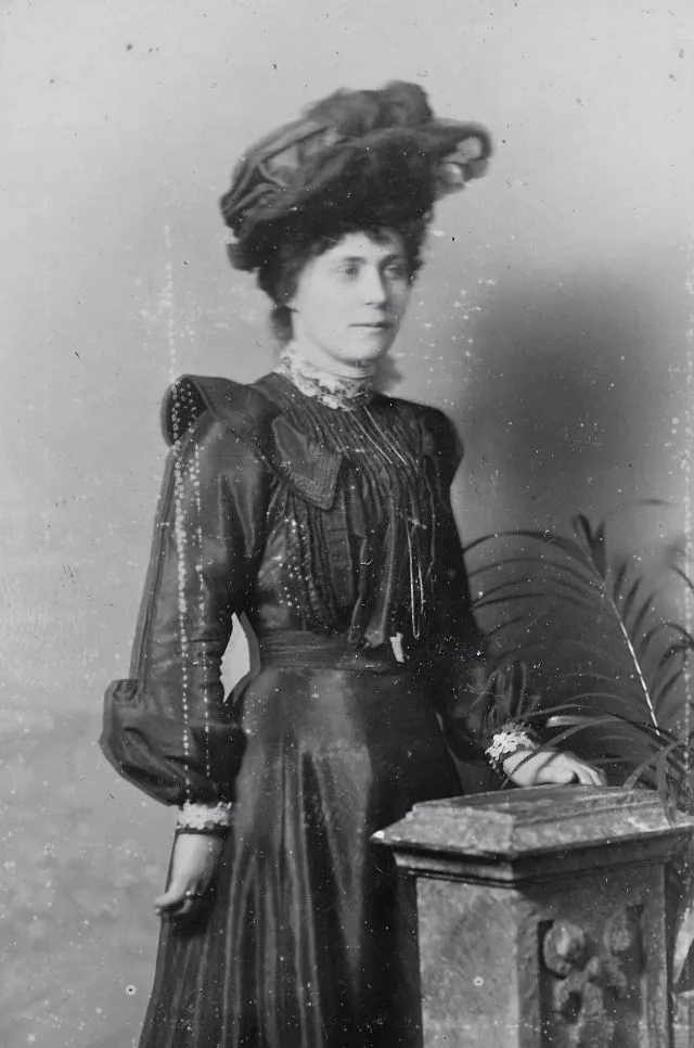 45 portraits d'élégantes femmes avec un chapeau de la fin du XIXème siècle 45 portraits delegantes femmes avec un chapeau de la fin du xixeme siecle 13 45-portraits-delegantes-femmes-avec-un-chapeau-de-la-fin-du-xixeme-siecle-13