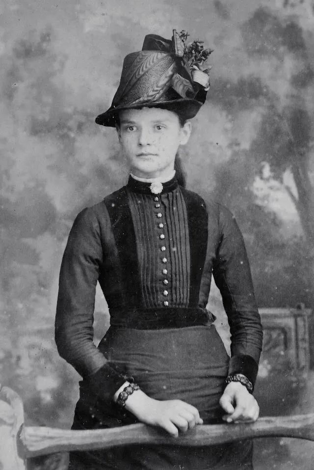 45 portraits d'élégantes femmes avec un chapeau de la fin du XIXème siècle 45 portraits delegantes femmes avec un chapeau de la fin du xixeme siecle 16 45-portraits-delegantes-femmes-avec-un-chapeau-de-la-fin-du-xixeme-siecle-16