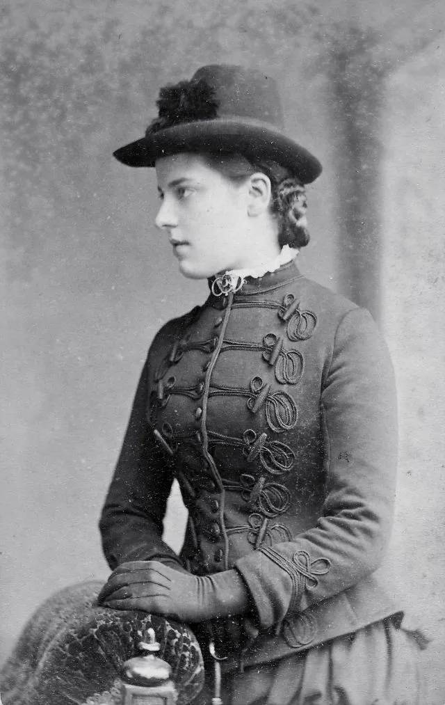 45 portraits d'élégantes femmes avec un chapeau de la fin du XIXème siècle 45 portraits delegantes femmes avec un chapeau de la fin du xixeme siecle 18 45-portraits-delegantes-femmes-avec-un-chapeau-de-la-fin-du-xixeme-siecle-18