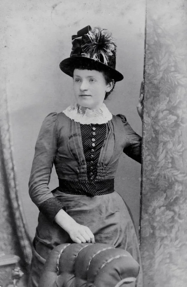 45 portraits d'élégantes femmes avec un chapeau de la fin du XIXème siècle 45 portraits delegantes femmes avec un chapeau de la fin du xixeme siecle 22 45-portraits-delegantes-femmes-avec-un-chapeau-de-la-fin-du-xixeme-siecle-22