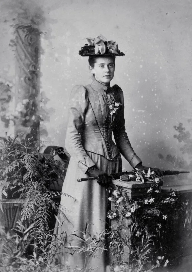 45 portraits d'élégantes femmes avec un chapeau de la fin du XIXème siècle 45 portraits delegantes femmes avec un chapeau de la fin du xixeme siecle 29 45-portraits-delegantes-femmes-avec-un-chapeau-de-la-fin-du-xixeme-siecle-29