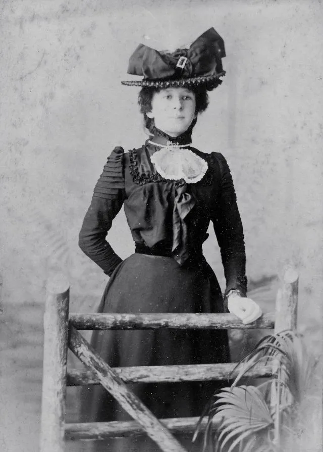 45 portraits d'élégantes femmes avec un chapeau de la fin du XIXème siècle 45 portraits delegantes femmes avec un chapeau de la fin du xixeme siecle 32 45-portraits-delegantes-femmes-avec-un-chapeau-de-la-fin-du-xixeme-siecle-32