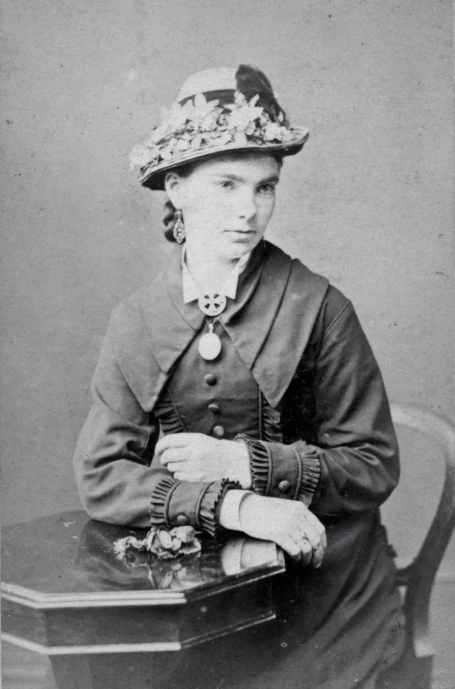 45 portraits d'élégantes femmes avec un chapeau de la fin du XIXème siècle 45 portraits delegantes femmes avec un chapeau de la fin du xixeme siecle 36 45-portraits-delegantes-femmes-avec-un-chapeau-de-la-fin-du-xixeme-siecle-36