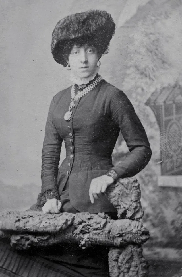 45 portraits d'élégantes femmes avec un chapeau de la fin du XIXème siècle 45 portraits delegantes femmes avec un chapeau de la fin du xixeme siecle 8 45-portraits-delegantes-femmes-avec-un-chapeau-de-la-fin-du-xixeme-siecle-8