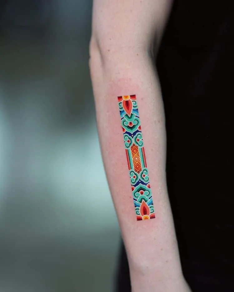 Des tatouages de motifs traditionnels dans un style moderne des tatouages de motifs traditionnels dans un style moderne pittakkm 7 des-tatouages-de-motifs-traditionnels-dans-un-style-moderne-pittakkm-7