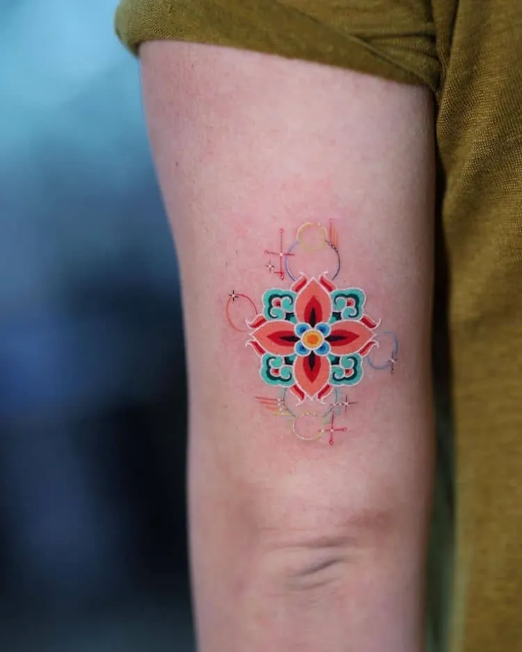 Des tatouages de motifs traditionnels dans un style moderne des tatouages de motifs traditionnels dans un style moderne pittakkm 9 des-tatouages-de-motifs-traditionnels-dans-un-style-moderne-pittakkm-9