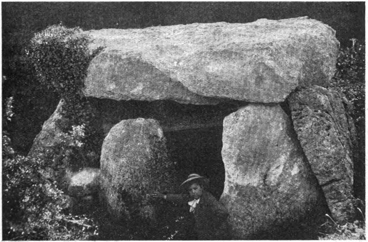 Photographie ancienne du dolmen d’Aizkomendi à Eguilaz avant 1915 Photographie ancienne du dolmen d’Aizkomendi à Eguilaz avant 1915