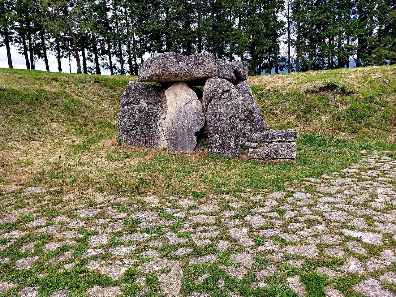 Dolmen d’Aizkomendi à Eguilaz dans le Pays basque espagnol Dolmen d’Aizkomendi à Eguilaz dans le Pays basque espagnol