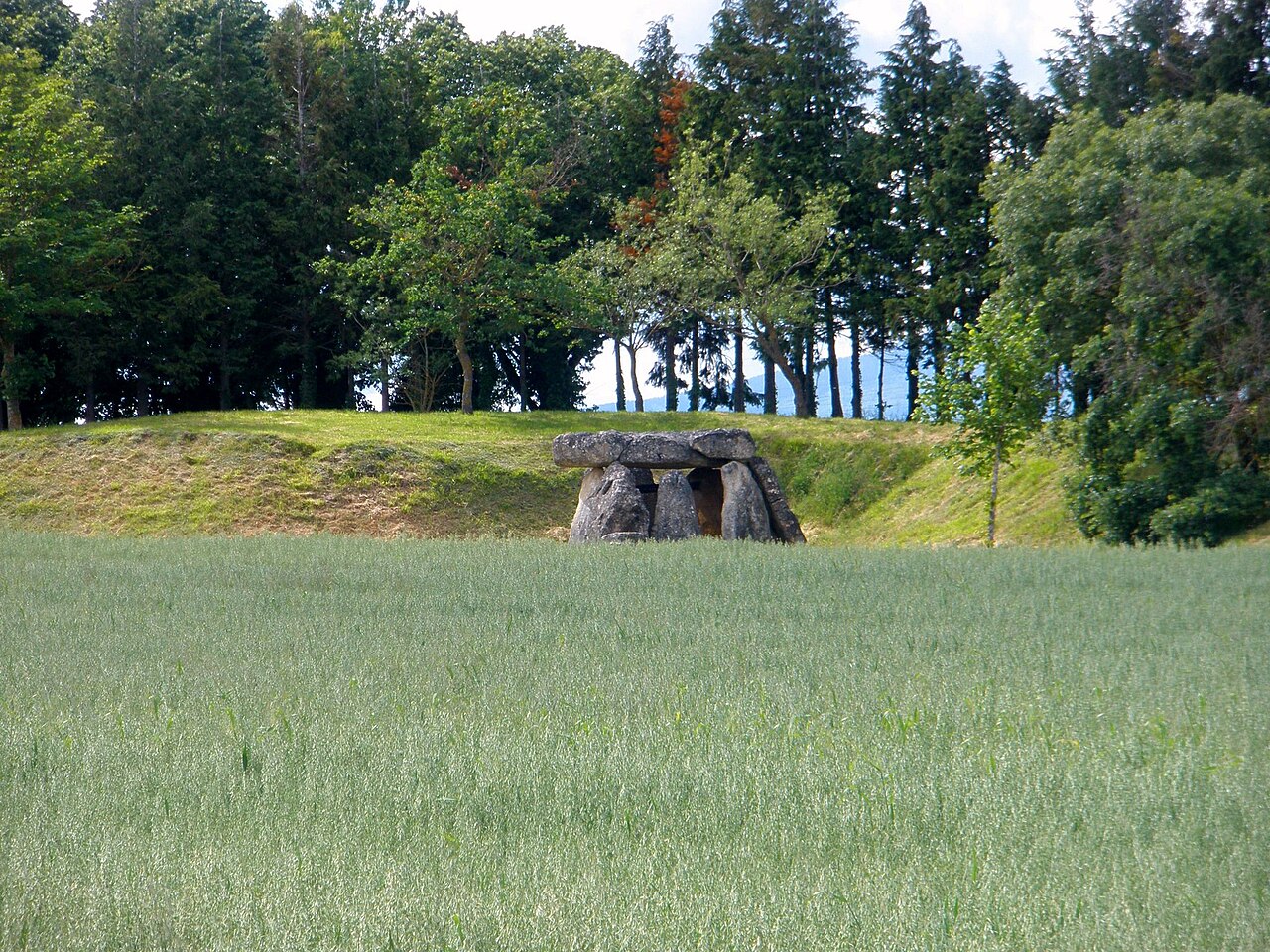 Dolmen d’Aizkomendi à Eguilaz dans la province d’Álava au Pays basque espagnol Dolmen d’Aizkomendi à Eguilaz dans la province d’Álava au Pays basque espagnol