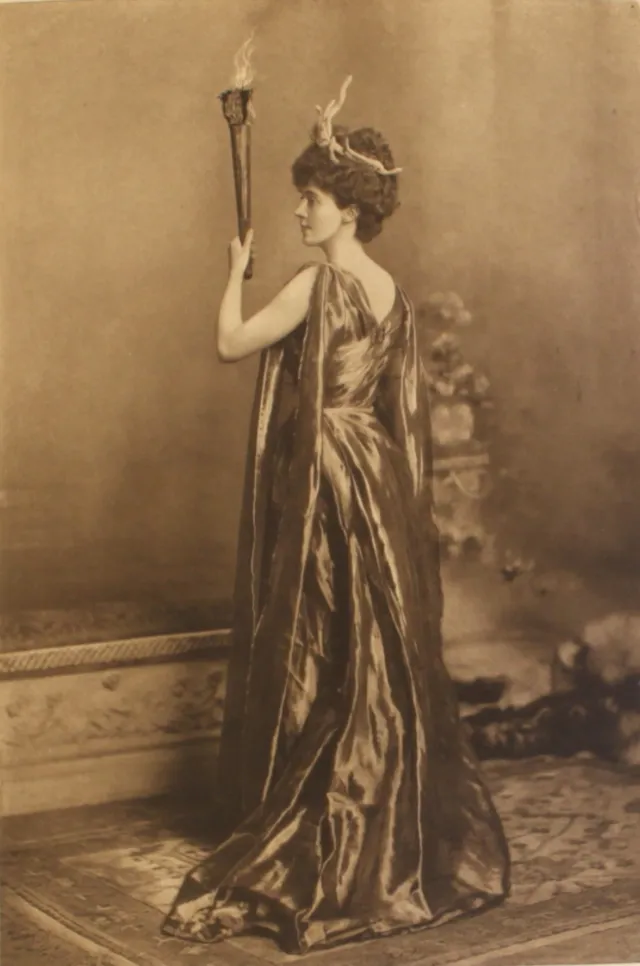 La noblesse costumée du bal de Devonshire House de 1897 la noblesse costumee du bal du devonshire house de 1897 11 lady lurgan la-noblesse-costumee-du-bal-du-devonshire-house-de-1897-11-lady-lurgan