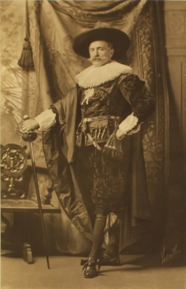 La noblesse costumée du bal de Devonshire House de 1897 la noblesse costumee du bal du devonshire house de 1897 19 sir edgard vincent la-noblesse-costumee-du-bal-du-devonshire-house-de-1897-19-sir-edgard-vincent.webp