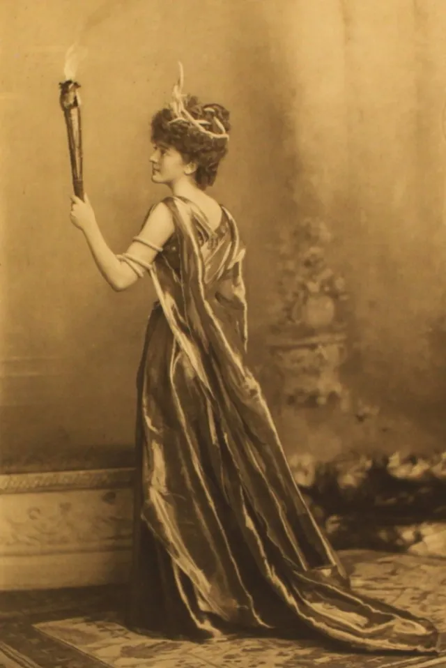 La noblesse costumée du bal de Devonshire House de 1897 la noblesse costumee du bal du devonshire house de 1897 36 sophie scott la-noblesse-costumee-du-bal-du-devonshire-house-de-1897-36-sophie-scott.webp