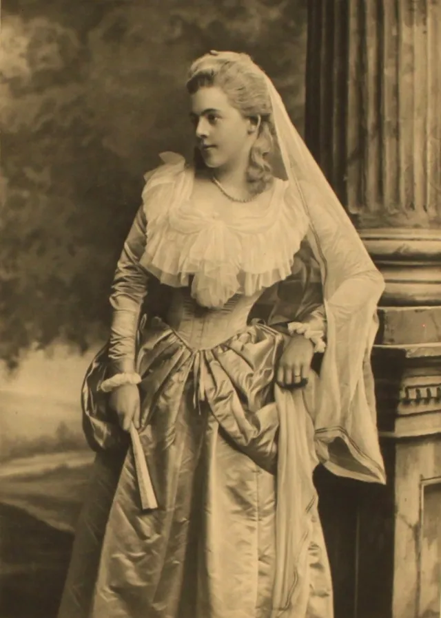 La noblesse costumée du bal de Devonshire House de 1897 la noblesse costumee du bal du devonshire house de 1897 37 baillie la-noblesse-costumee-du-bal-du-devonshire-house-de-1897-37-baillie.webp