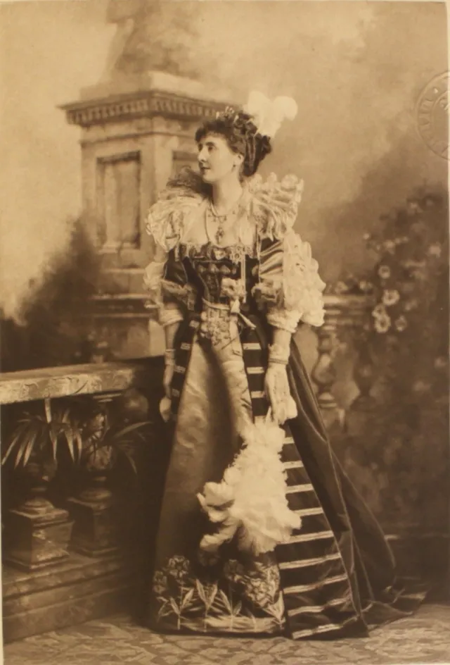 La noblesse costumée du bal de Devonshire House de 1897 la noblesse costumee du bal du devonshire house de 1897 4 lady meysey thompson a-noblesse-costumee-du-bal-du-devonshire-house-de-1897-4-lady-meysey-thompson