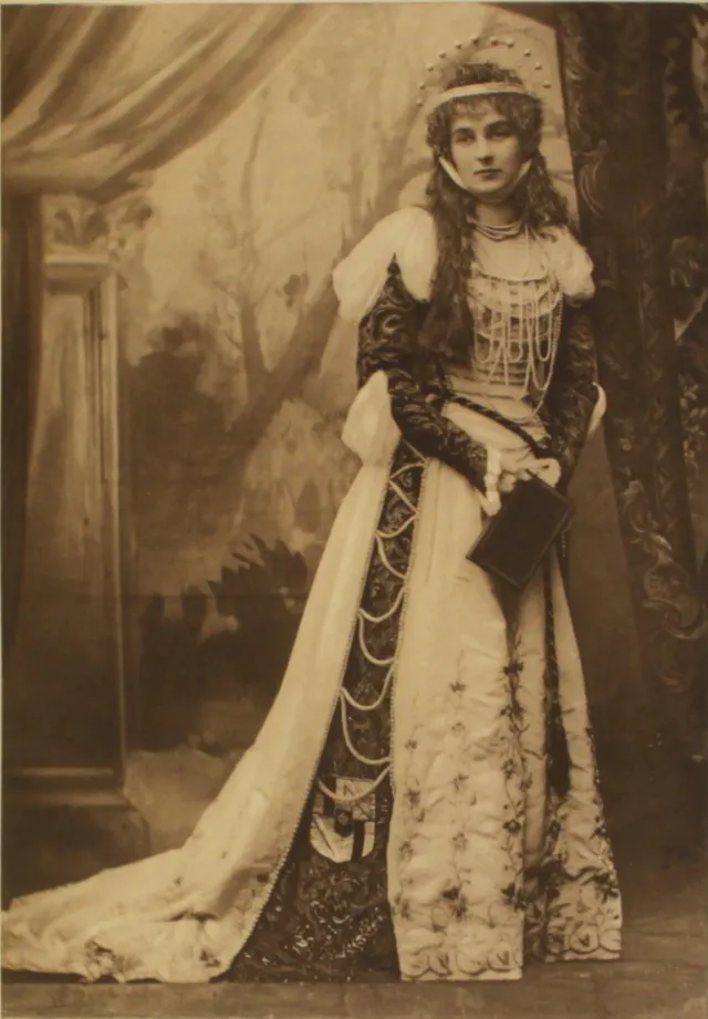 La noblesse costumée du bal de Devonshire House de 1897 la noblesse costumee du bal du devonshire house de 1897 7 comtesse de mar la-noblesse-costumee-du-bal-du-devonshire-house-de-1897-7-comtesse-de-mar