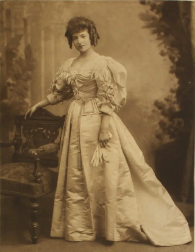 La noblesse costumée du bal de Devonshire House de 1897 la noblesse costumee du bal du devonshire house de 1897 lady margaret villiers la-noblesse-costumee-du-bal-du-devonshire-house-de-1897-lady-margaret-villiers.webp