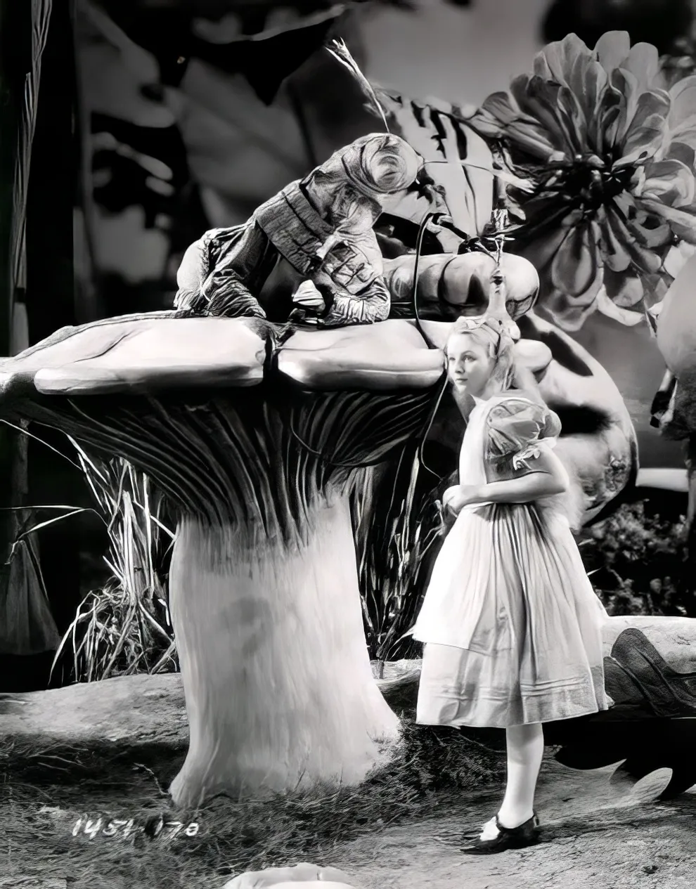 Alice au pays des merveilles version 1933, un vieux film devenu presque terrifiant la version d alice au pays des merveilles terrifiante de 1933 video 18 la-version-d-alice-au-pays-des-merveilles-terrifiante-de-1933-video-18