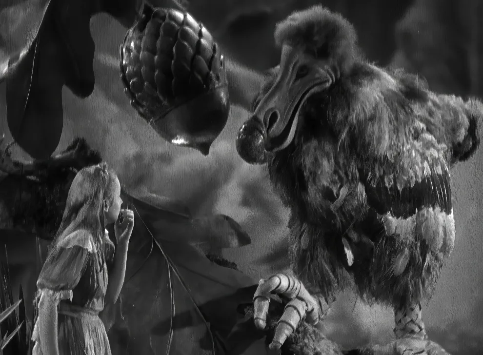 Alice au pays des merveilles version 1933, un vieux film devenu presque terrifiant la version d alice au pays des merveilles terrifiante de 1933 video 2 Charlotte Henry dans Alice au pays des merveilles, film de 1933