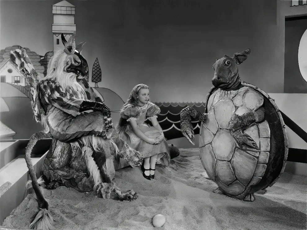 Alice au pays des merveilles version 1933, un vieux film devenu presque terrifiant la version d alice au pays des merveilles terrifiante de 1933 video 8 Alice au pays des merveilles version 1933 avec costumes inquiétants en noir et blanc