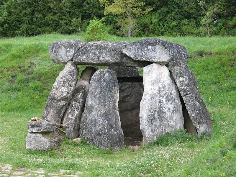Le dolmen Aizkomendi ou dolmen d'Eguilaz le dolmen aizkomendi ou dolmen deguilaz basque espagne 2 le-dolmen-aizkomendi-ou-dolmen-deguilaz-basque-espagne-2.