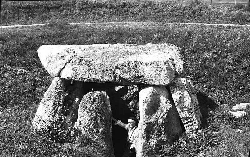 Le dolmen Aizkomendi ou dolmen d'Eguilaz le dolmen aizkomendi ou dolmen deguilaz basque espagne 3 le-dolmen-aizkomendi-ou-dolmen-deguilaz-basque-espagne-3