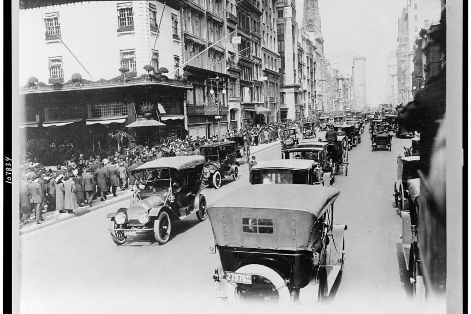 Fifth Avenue à New York en 1920 avec voitures et passants