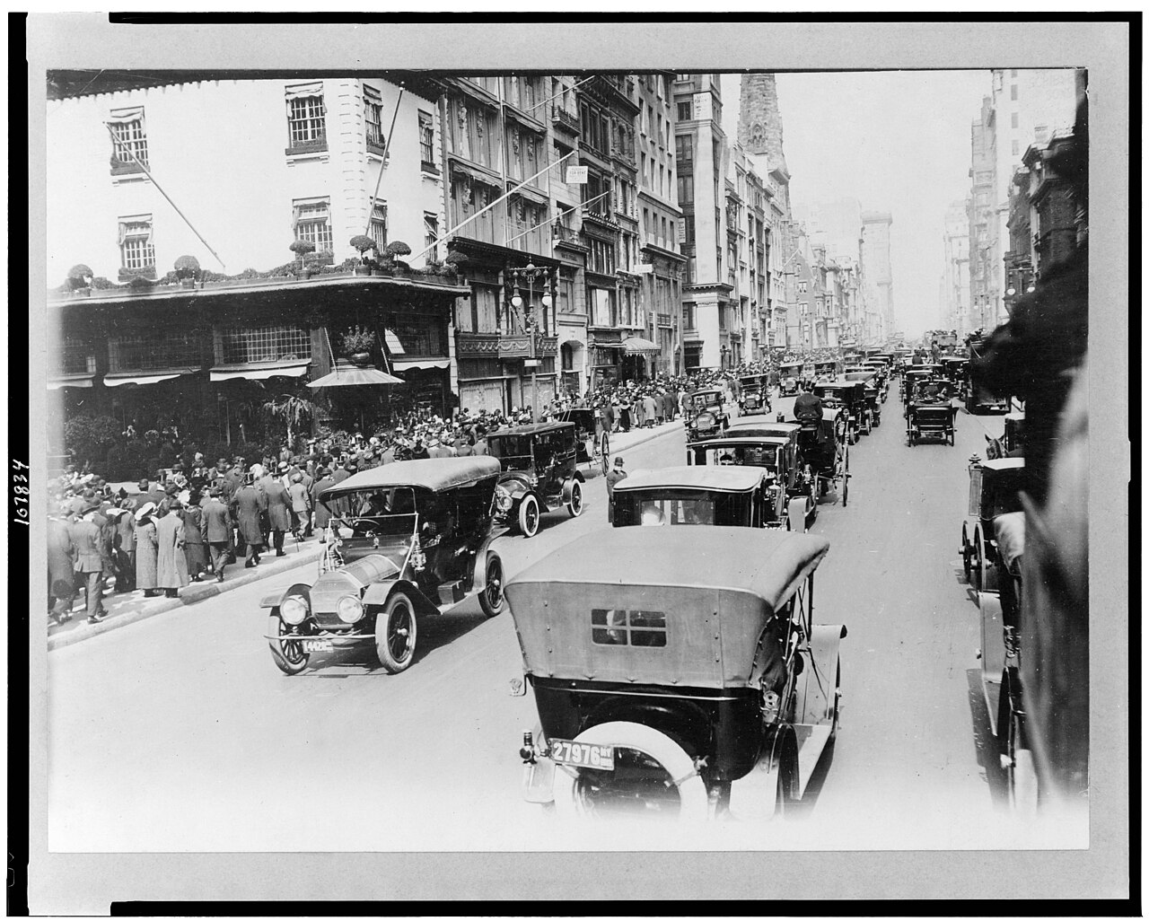 Fifth Avenue à New York en 1920 Fifth Avenue à New York en 1920 avec voitures et passants