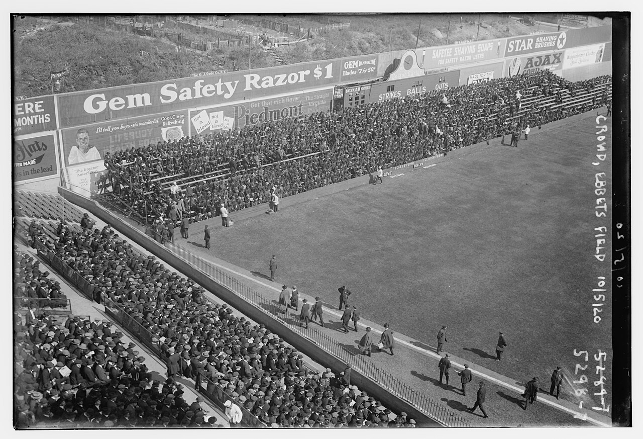 Une foule à Brooklyn en 1920 Foule devant Ebbets Field à Brooklyn à New York en 1920
