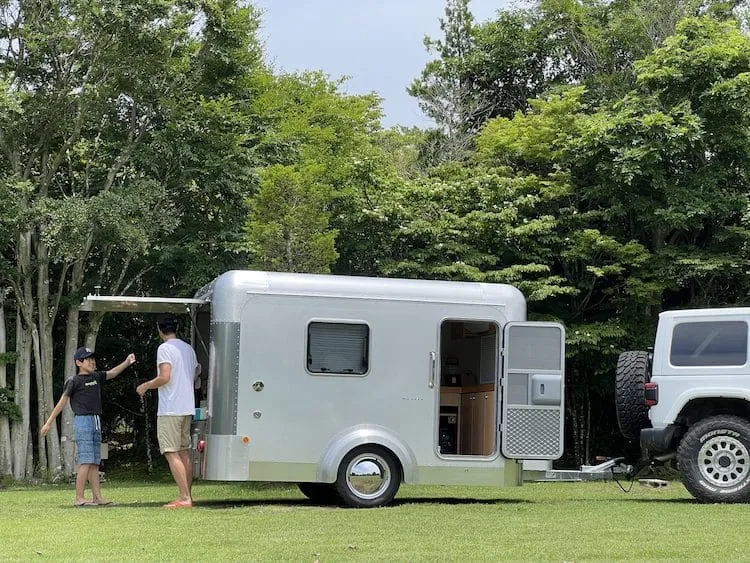 Une charmante petite caravane minimaliste par X-Cabin une charmante petite caravane minimaliste par x cabin 3 une-charmante-petite-caravane-minimaliste-par-x-cabin-3
