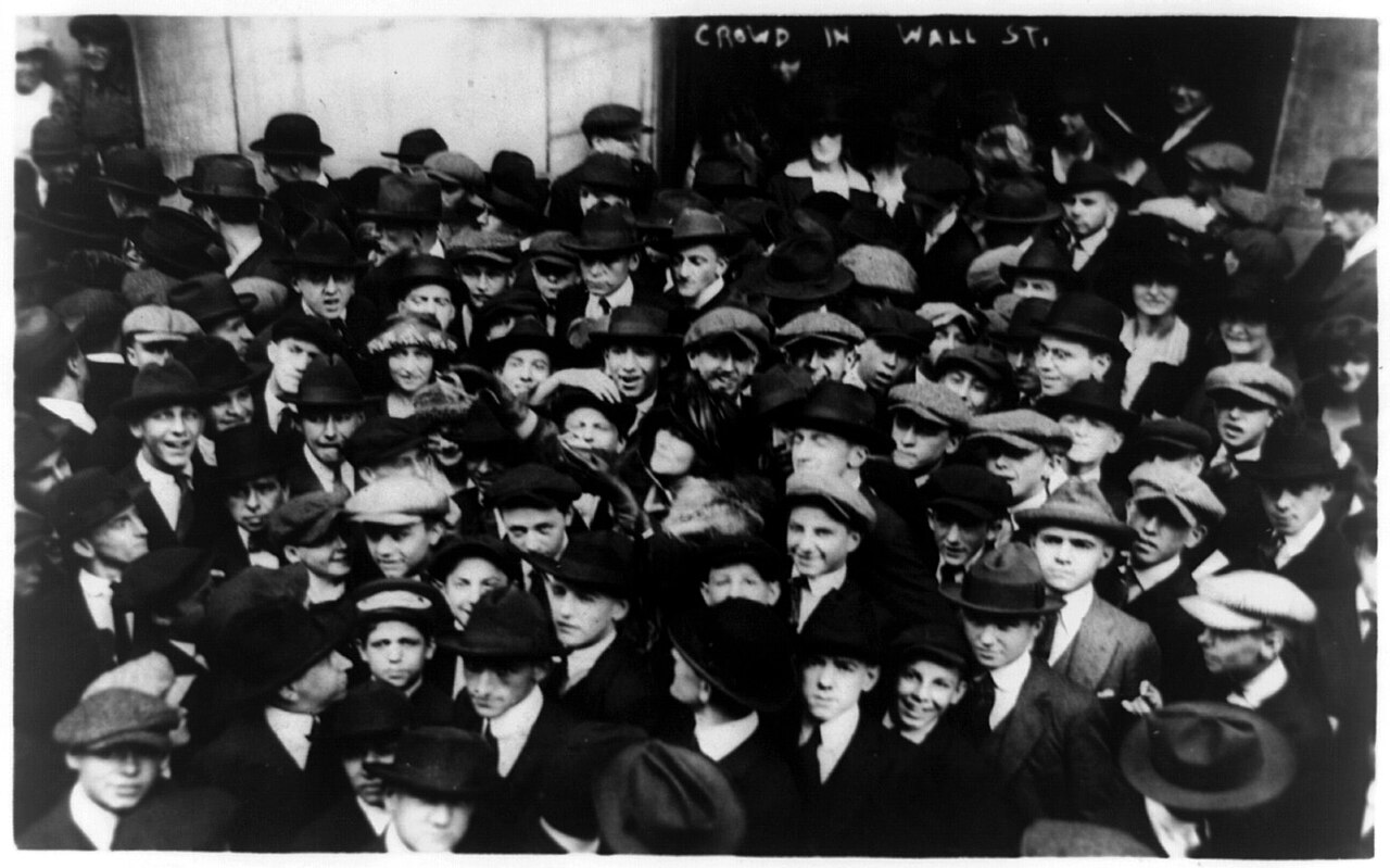 Les courtiers de Wall Street à New York en 1920 Courtiers dans la rue à Wall Street à New York en 1920