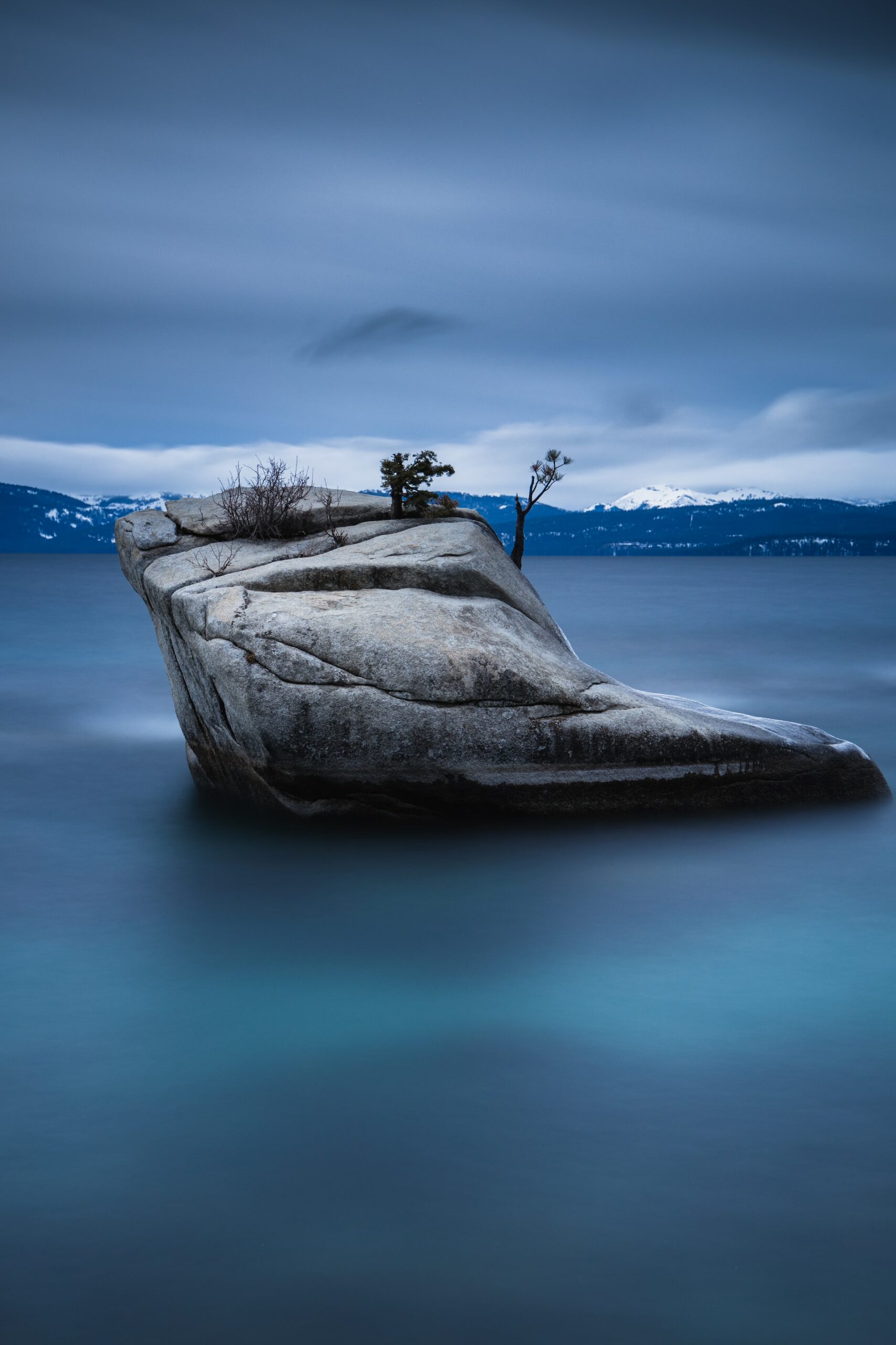 La nature joue les artistes à Bonsaï Rock la nature joue les artistes a bonsai rock lac tahoe nevada usa 2 scaled la-nature-joue-les-artistes-a-bonsai-rock-lac-tahoe-nevada-usa-2-scaled.