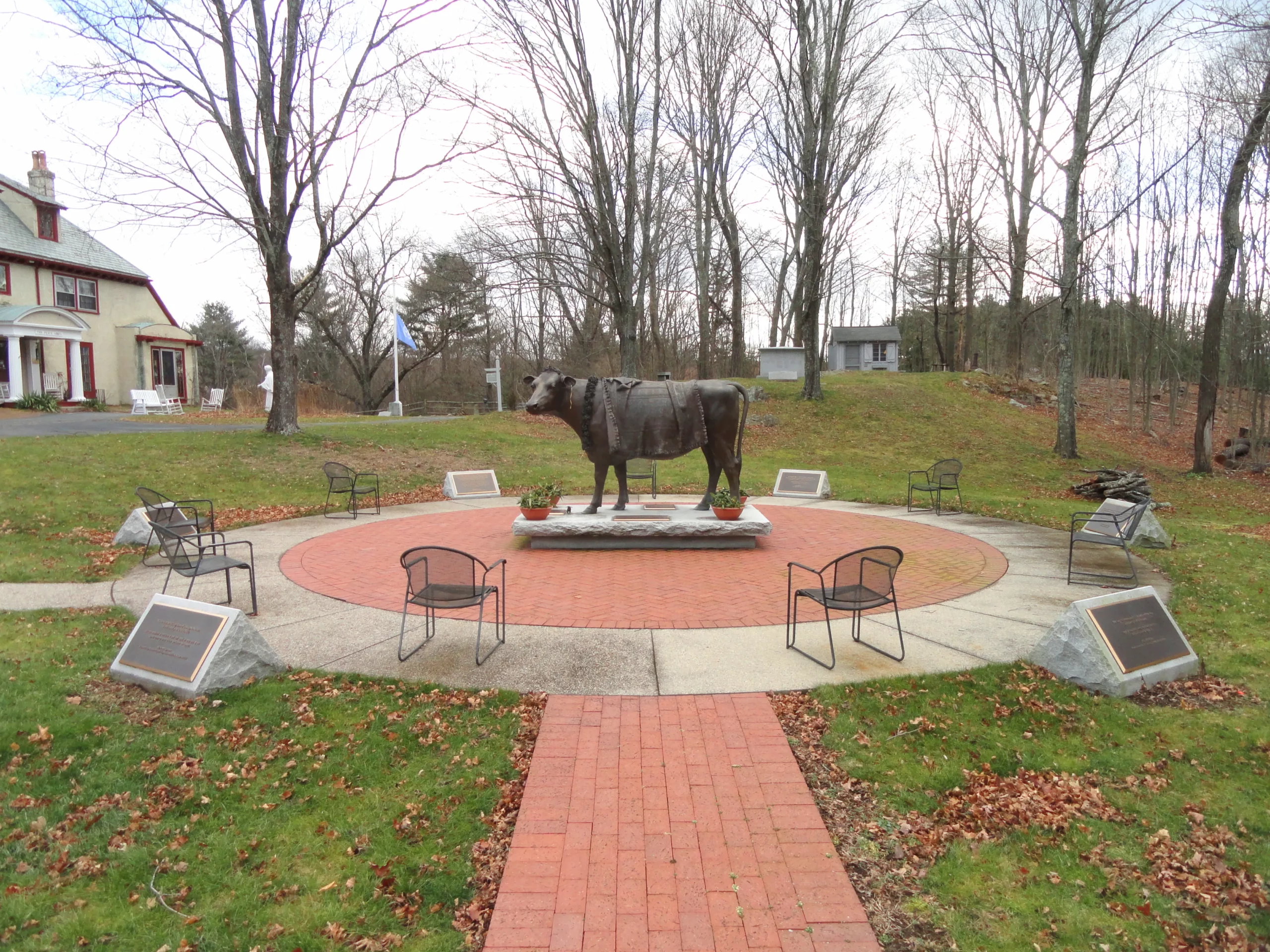La statue de la vache Emily, une vache symbole la statue de la vache emily 2 scaled la-statue-de-la-vache-emily-2-scaled