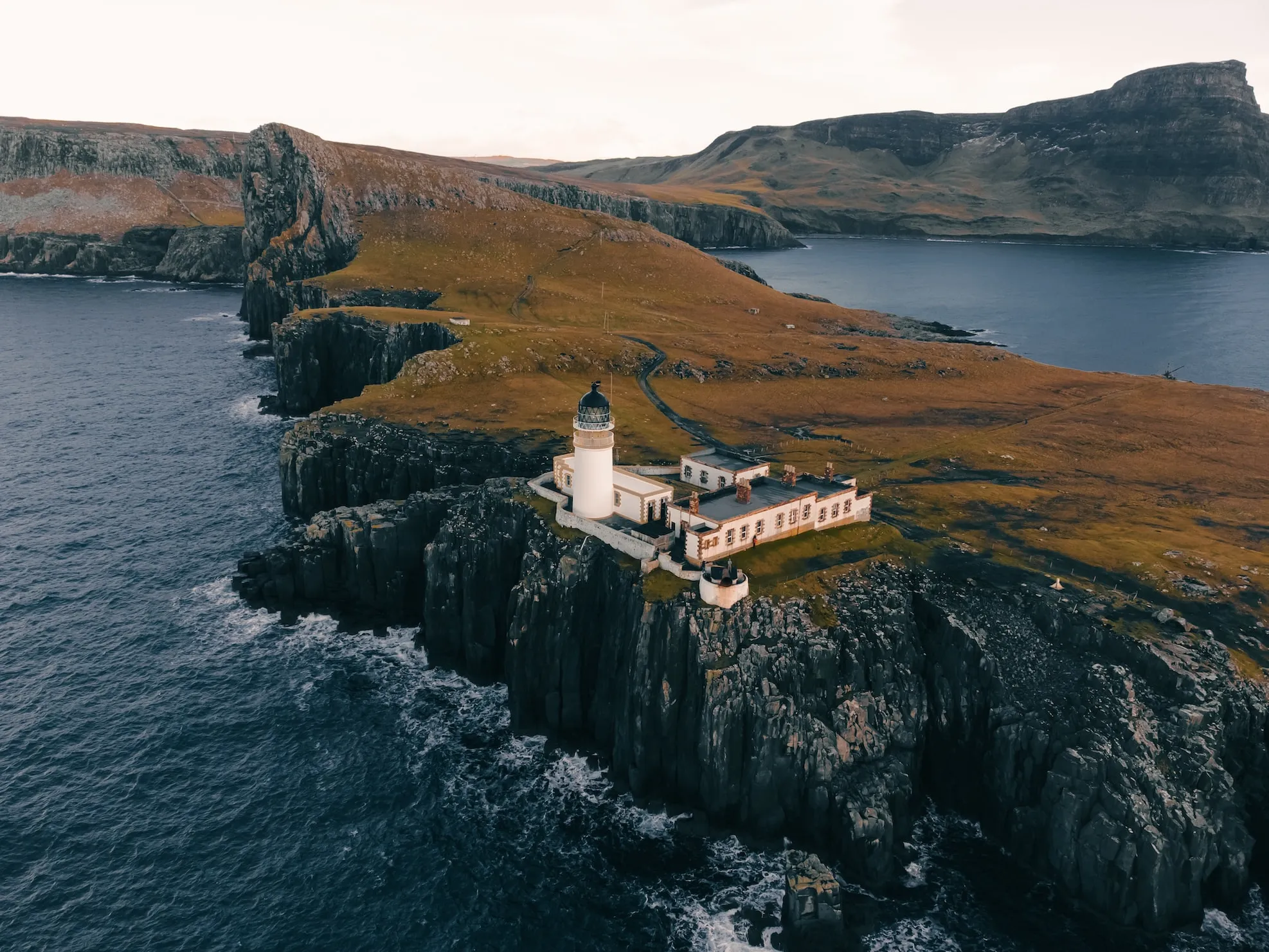 Le magnifique phare de Neist Point le magnifique phare de neist point lighthouse ile de sky ecosse 4 le-magnifique-phare-de-neist-point-lighthouse-ile-de-sky-ecosse-4.