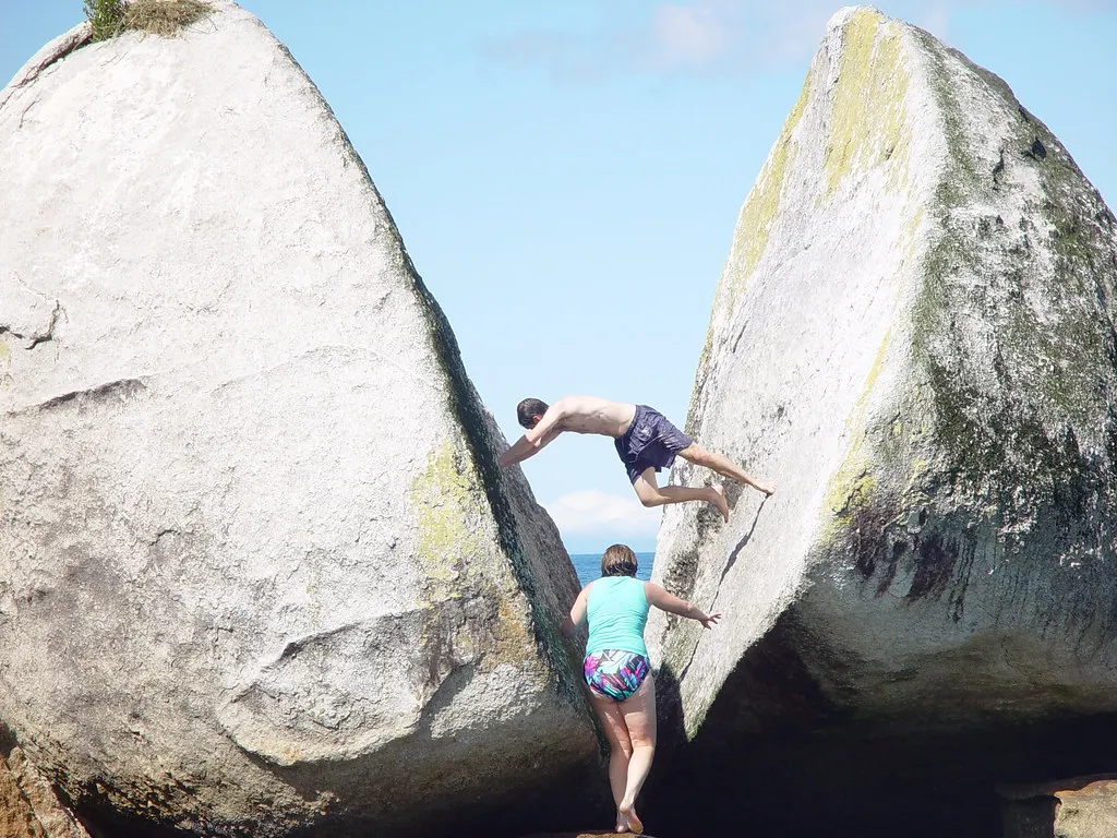 Le rocher de la pomme fendue - Split Apple Rock le rocher de la pomme fendue split apple rock Tokangawha nouvelle zelande 6 le-rocher-de-la-pomme-fendue-split-apple-rock-Tokangawha-nouvelle-zelande-6