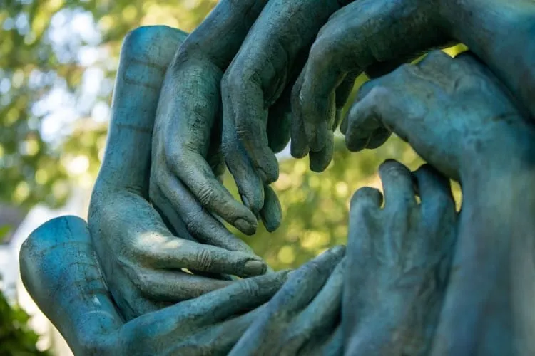 Les sculptures de tornades de mains de Anton Smit les sculptures de tornades de mains de anton smit 7 les-sculptures-de-tornades-de-mains-de-anton-smit-7