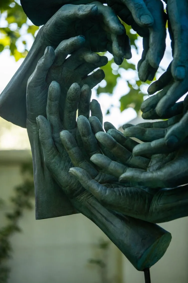 Les sculptures de tornades de mains de Anton Smit les sculptures de tornades de mains de anton smit 8 les-sculptures-de-tornades-de-mains-de-anton-smit-8