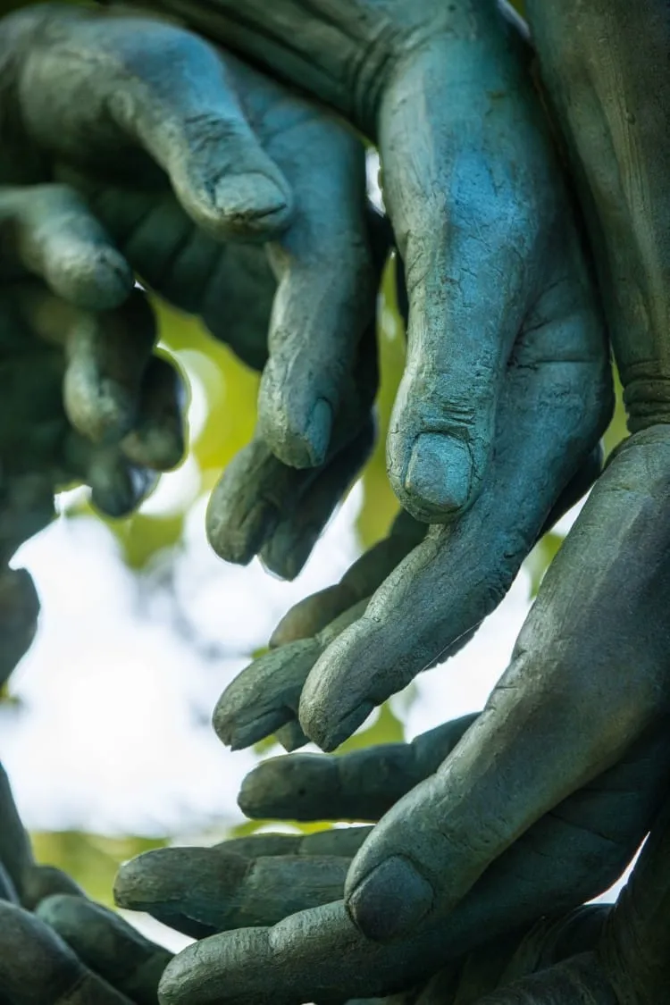 Les sculptures de tornades de mains de Anton Smit les sculptures de tornades de mains de anton smit 9 les-sculptures-de-tornades-de-mains-de-anton-smit-9