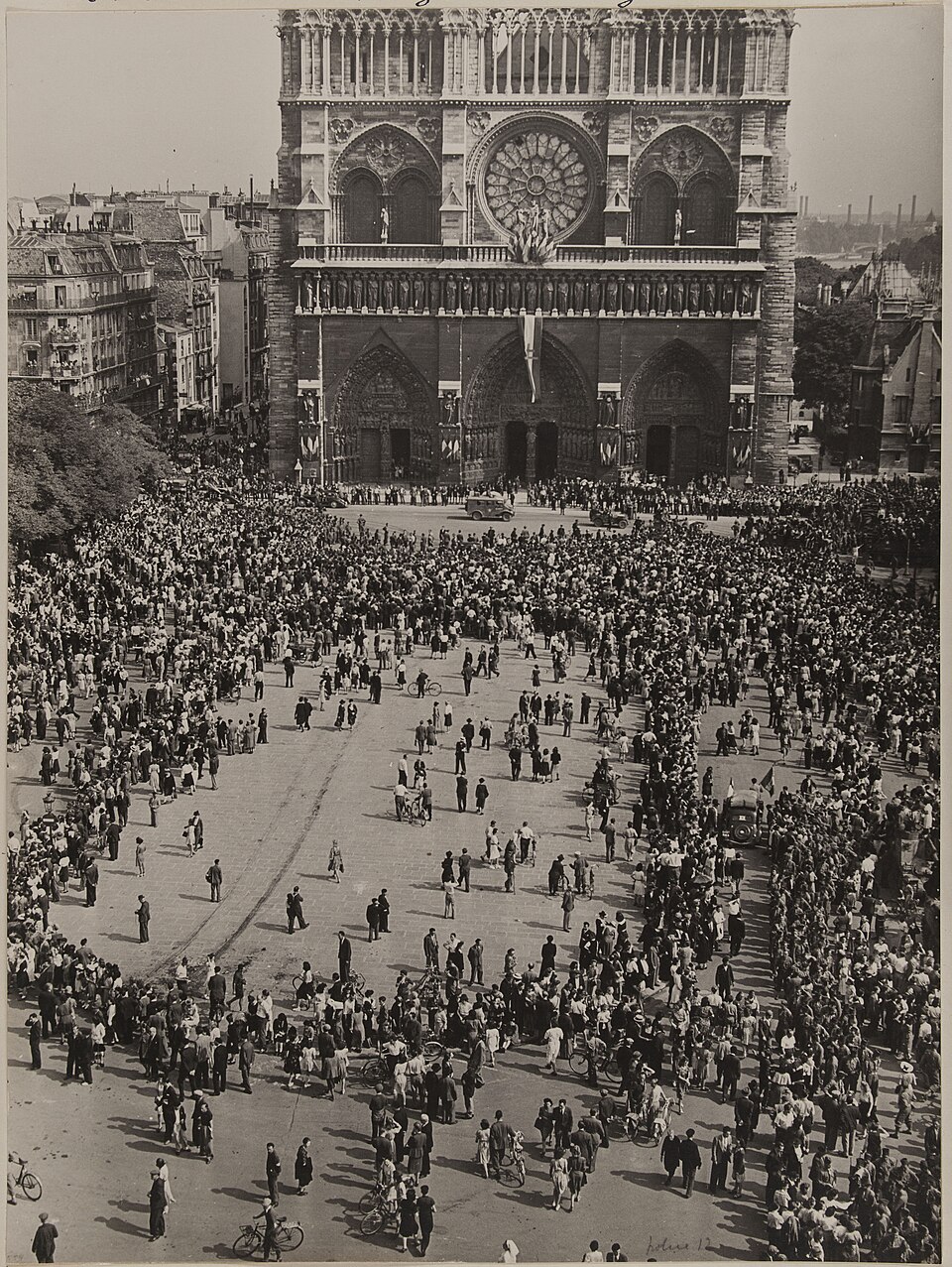 liberation paris 1944 foule notre dame Foule devant Notre-Dame de Paris le 26 août 1944 après la Libération