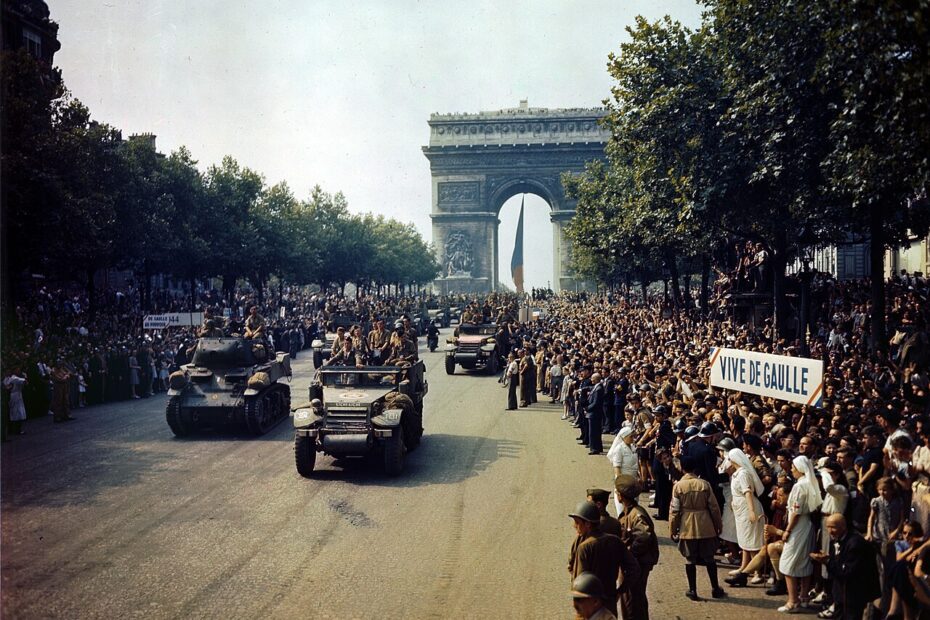 Foule lors de la Libération de Paris en 1944 photographiée en couleur